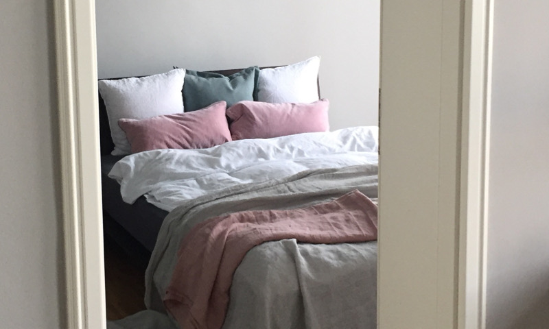 Bett mit rosa und weißer Bettwäsche