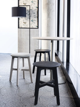 1.3 Stool Hocker im Café Ella