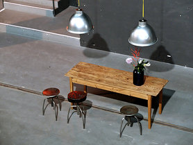 Vintage Tisch, Fabriklampen und Arzthocker: echtes Industriedesign by works berlin