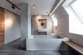 Badezimmer mit Badewanne aus Beton