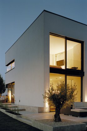 beleuchtete Fenster und Terrasse