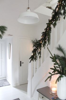 Von Kränzen bis Tannengirlanden: 5 weihnachtliche DIY-Ideen für Tür, Treppe, Haus und Garten