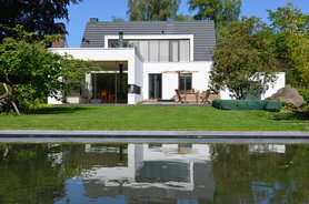 Haus am Wasser mit Garten