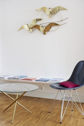 Eames Chair und Goldvögel