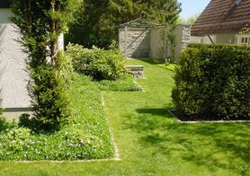 Garten mit Natursteinelementen