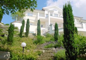 Garten mit Treppe zum Anwesen