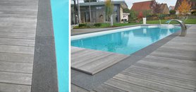 Pool mit Holzdeck