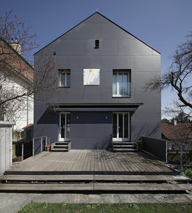 Fassade und Terrasse