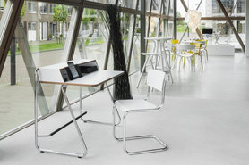 Sekretär im Thonet-Showroom