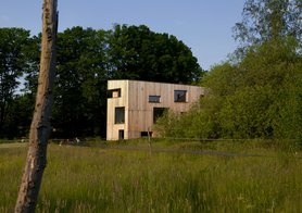 "Aussichtsturm aus Holz"