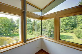 Fenster mit Blick in den Garten