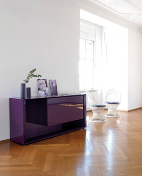 Ein Lilanes, halb schwebendes Sideboard