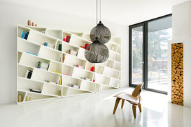 Schön schief: Das Bücherregal "Only Books", Design: Apartment 8