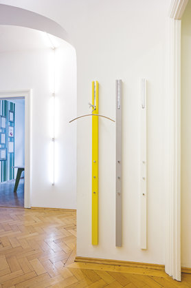 Wandgarderobe aus drei Elementen der Linie "Line", Design Apartment 8