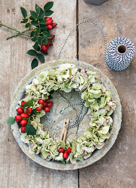 DIY Blumenkranz aus Hortensien binden