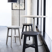 1.3 Stool Hocker im Café Ella